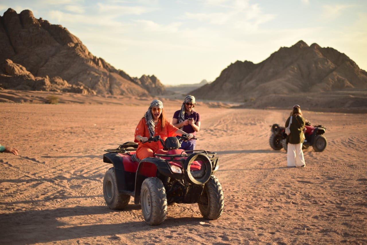 Safari nel deserto in quad e cammellata